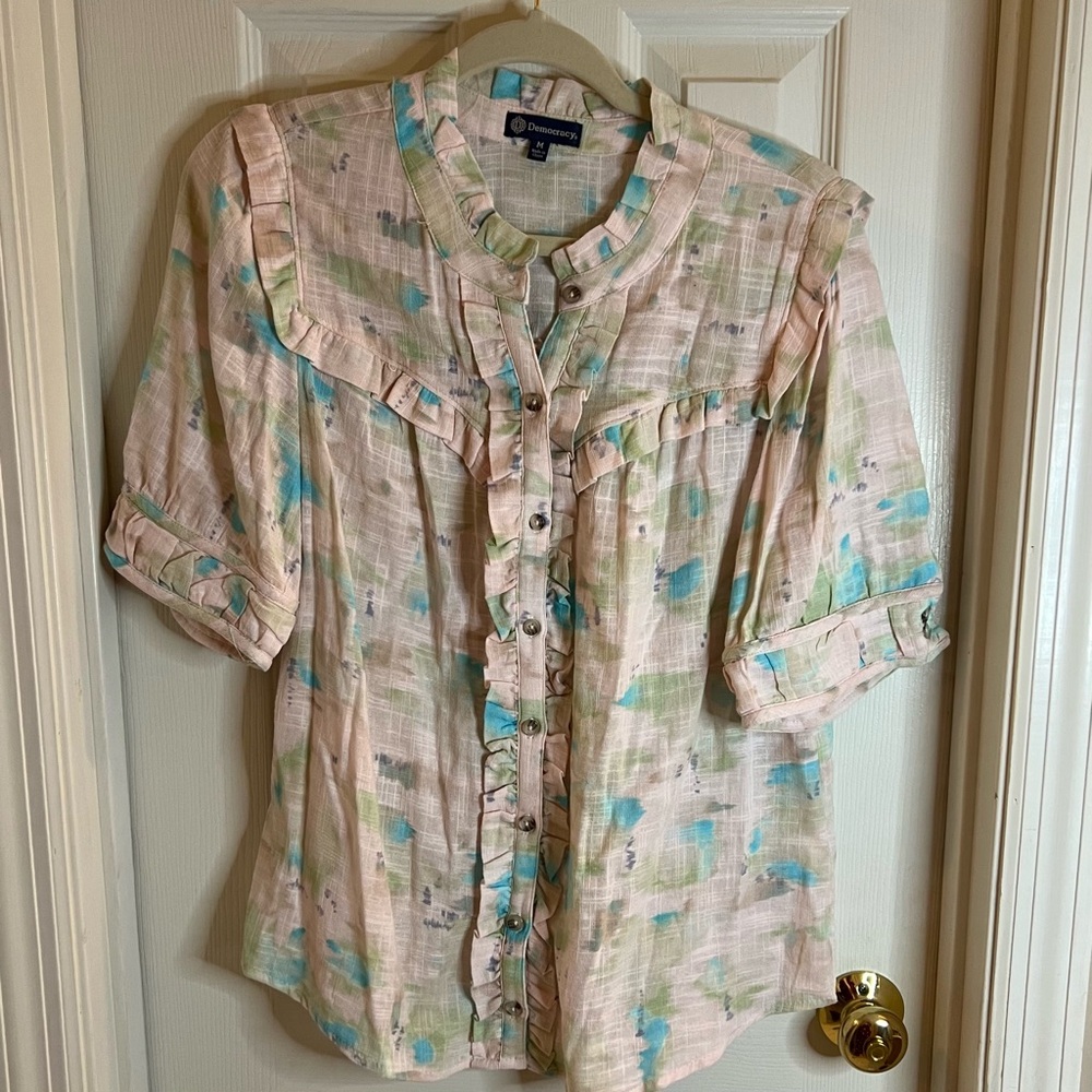 Democracy unique pattern and ruffle Top size M so cute!!